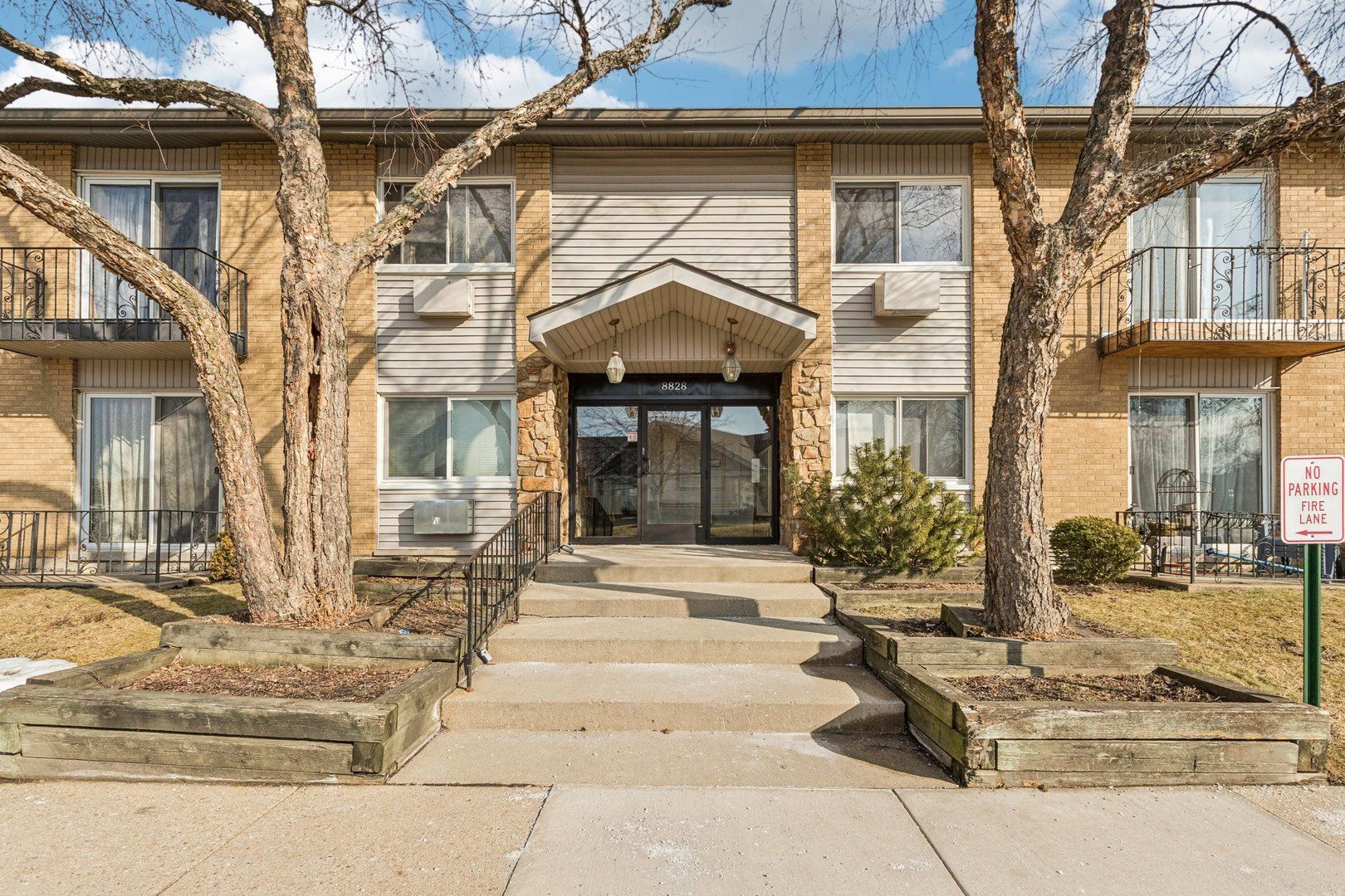 8828 LESLIE Lane — Des Plaines, IL 60016