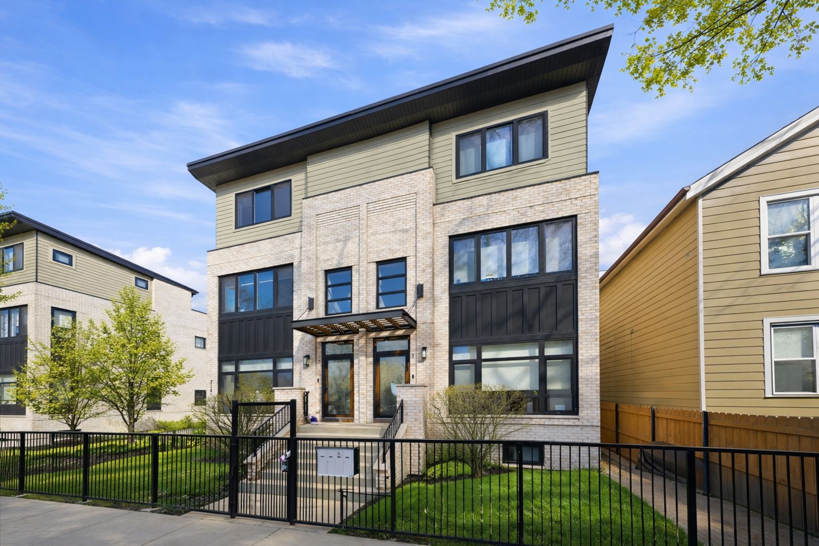 2245 N Rockwell Street #2 — Chicago, IL 60647