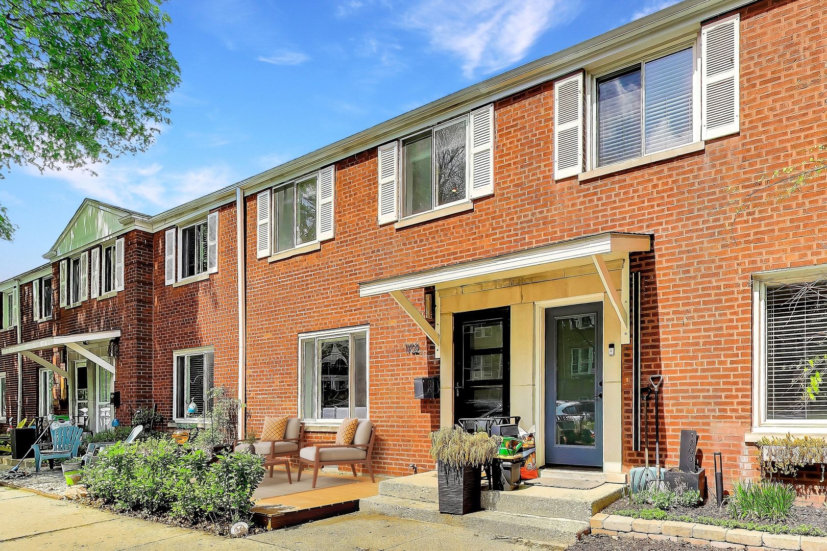 1702 W Belle Plaine Avenue — Chicago, IL 60613