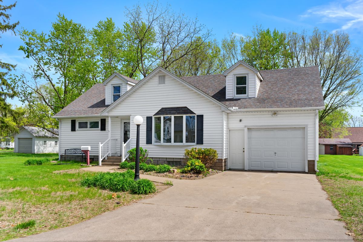 316 8th Avenue, Camanche, IA 52730