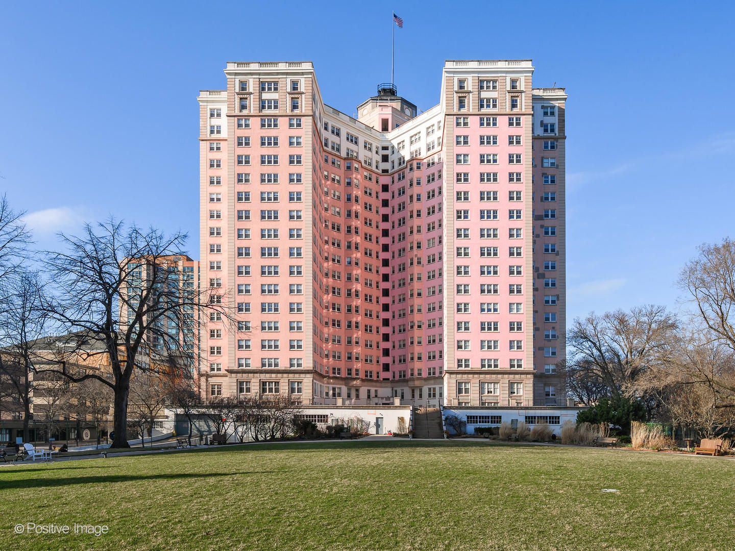 5555 N SHERIDAN Road #1717 — Chicago, IL 60640