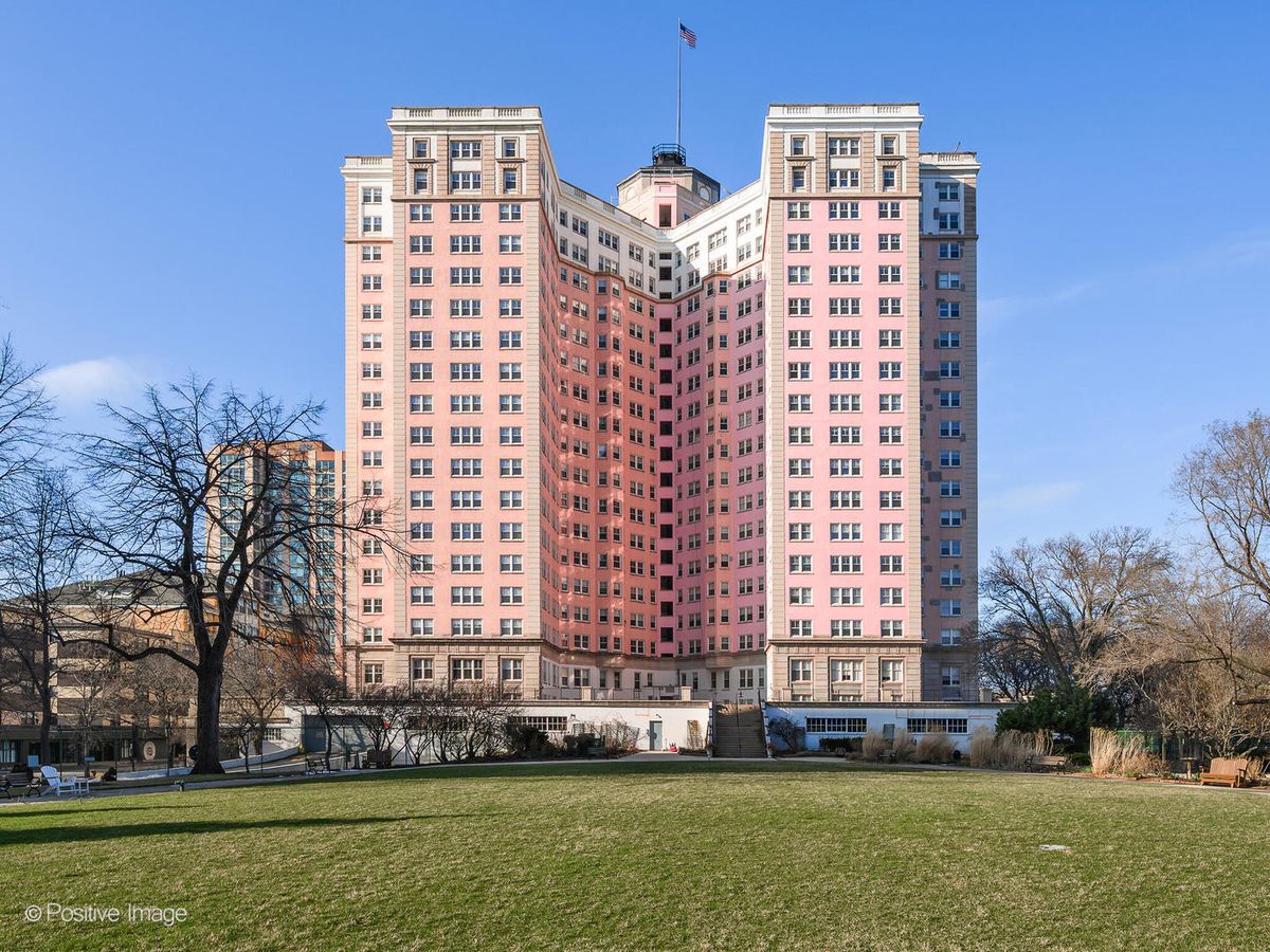 5555 SHERIDAN Road, Chicago, IL 60640