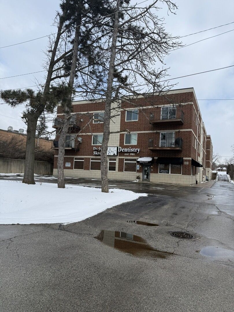 6961 Vine Street #301 — Indian Head Park, IL 60525