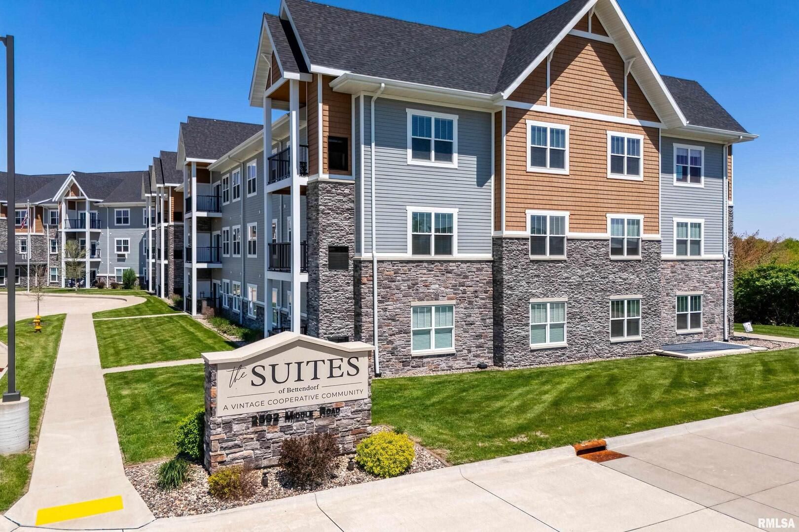 2592 MIDDLE Road #206 — Bettendorf, IA 52722