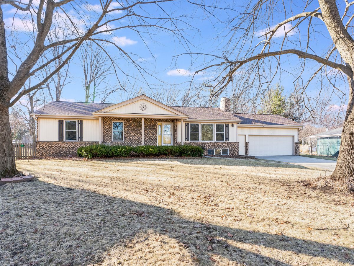 109 Oak Knoll Drive, Hinckley, IL 60520