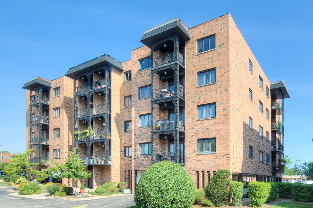 9396 Landings Lane, Des Plaines, IL 60016