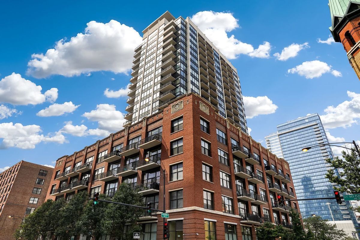 210 Desplaines Street, Chicago, IL 60661