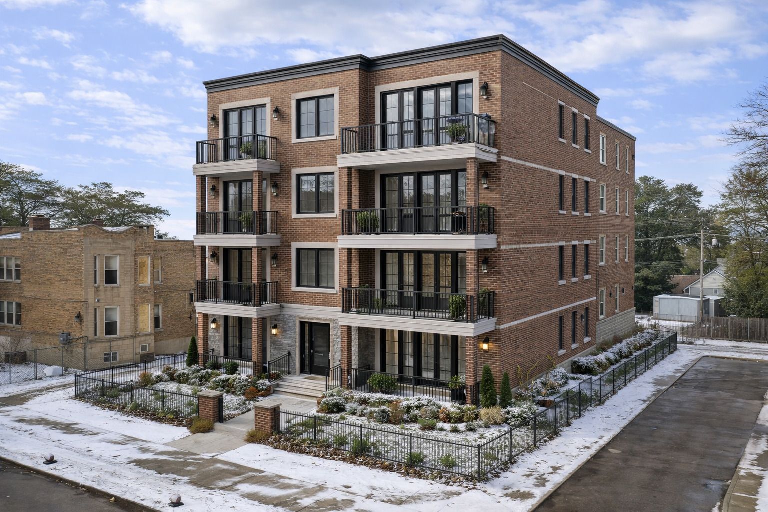 4300 W Gladys Avenue — Chicago, IL 60624