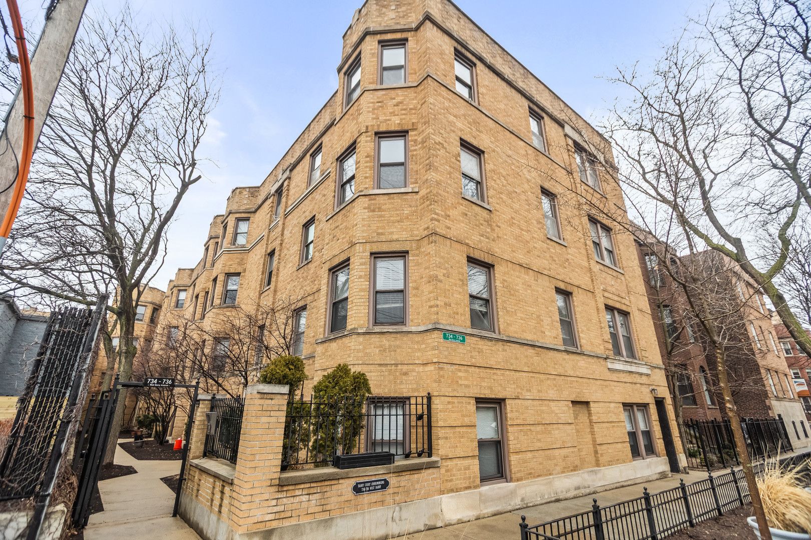 734 W BARRY Avenue #3S — Chicago, IL 60657