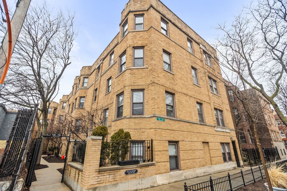 734 BARRY Avenue, Chicago, IL 60657