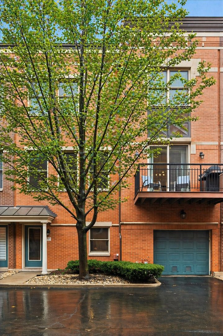 1012 Loomis Street — Chicago, IL 60607