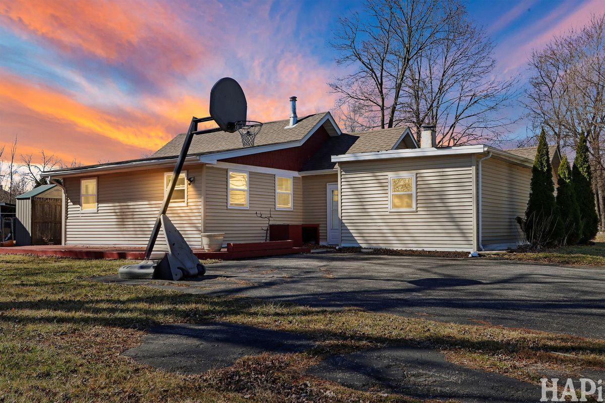 42522 Lake Avenue, Antioch, IL 60002