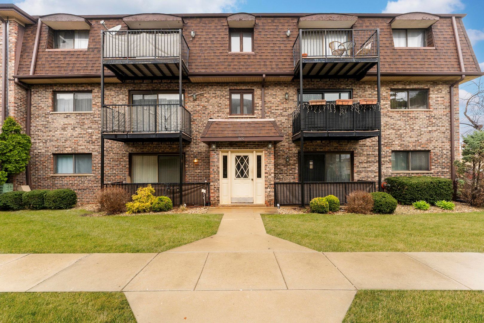 7632 W Lawrence Avenue #1A — Harwood Heights, IL 60706