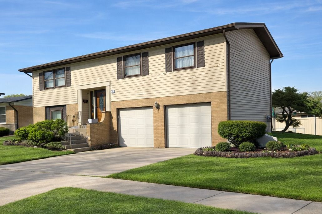 807 W Manor Court W — Glenwood, IL 60425