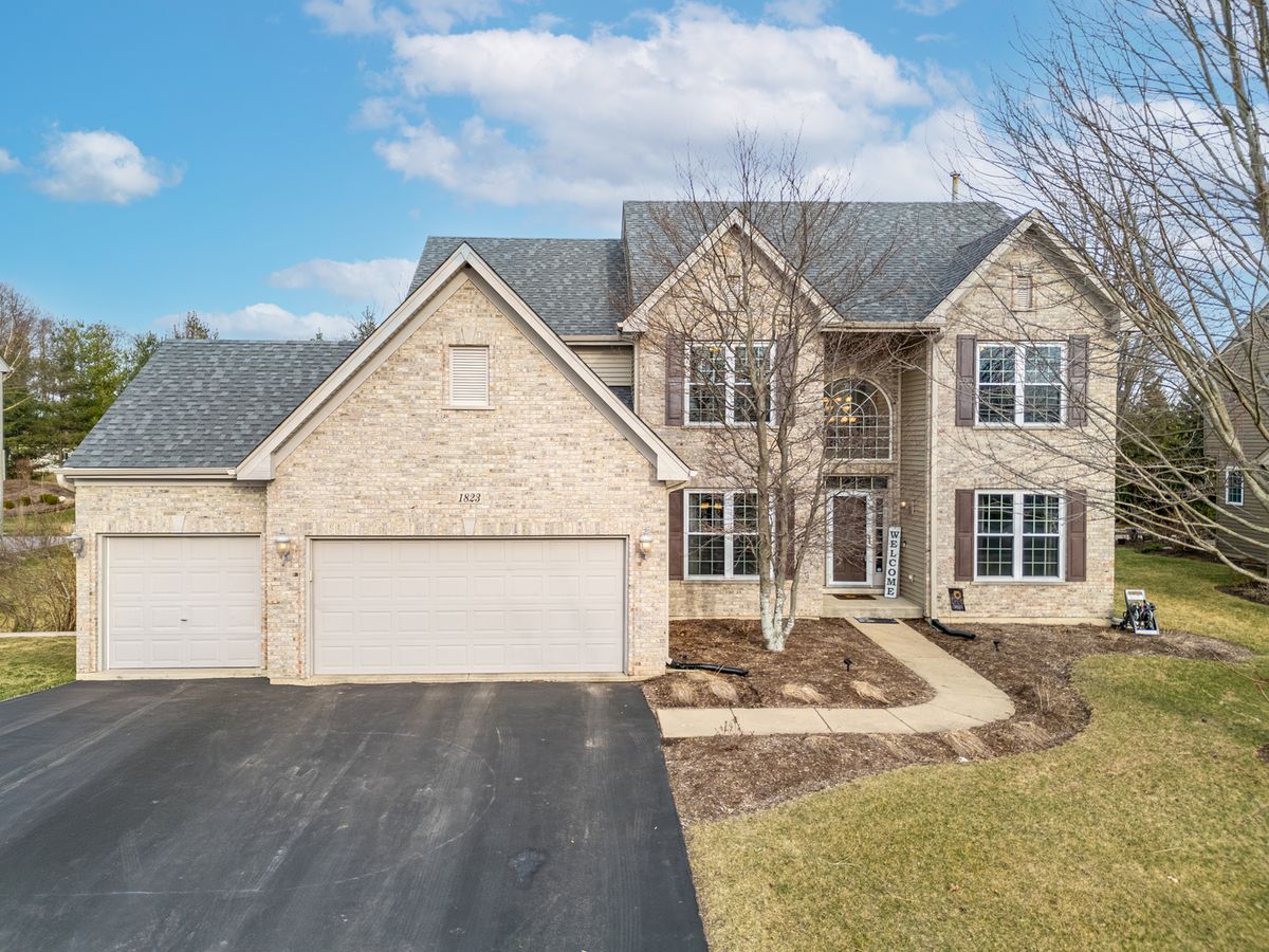 1823 Kings Gate Lane, Crystal Lake, IL 60014