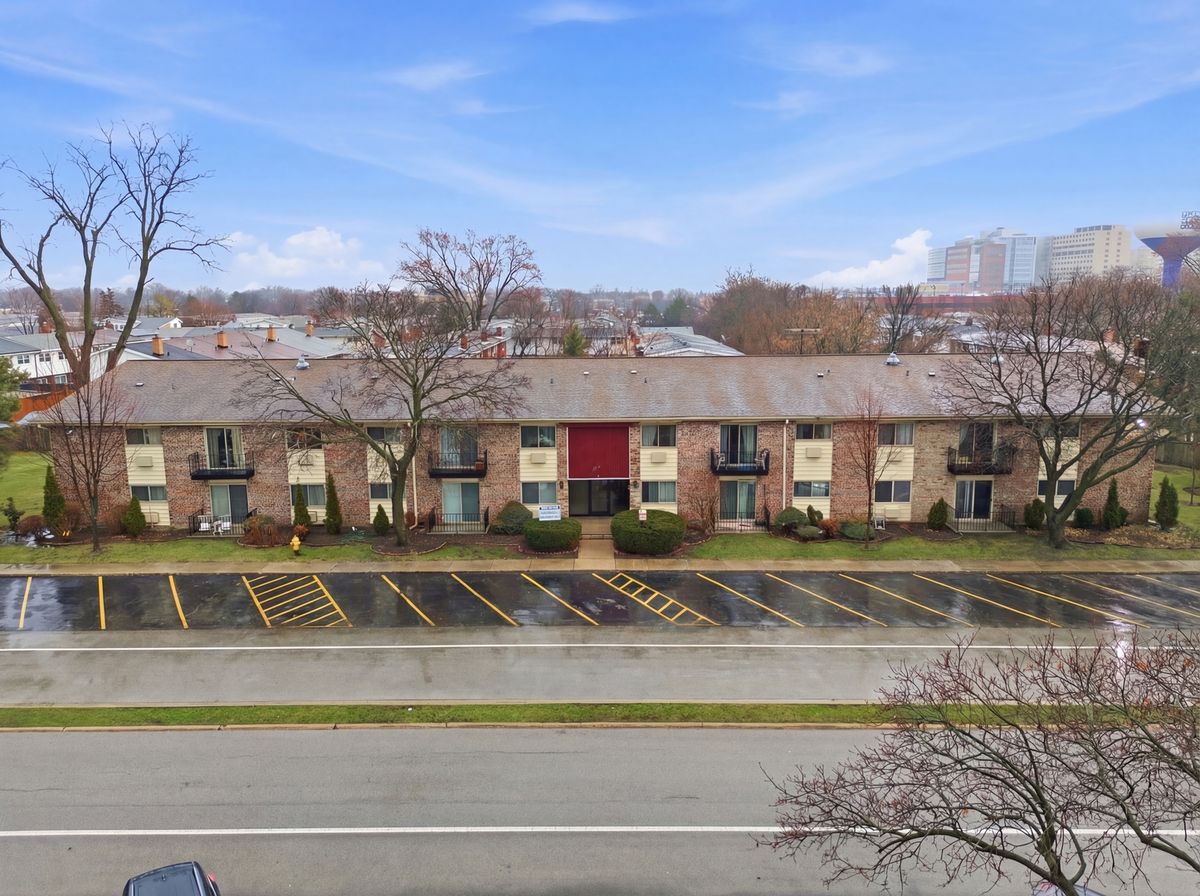 8995 Kennedy Drive, Des Plaines, IL 60016