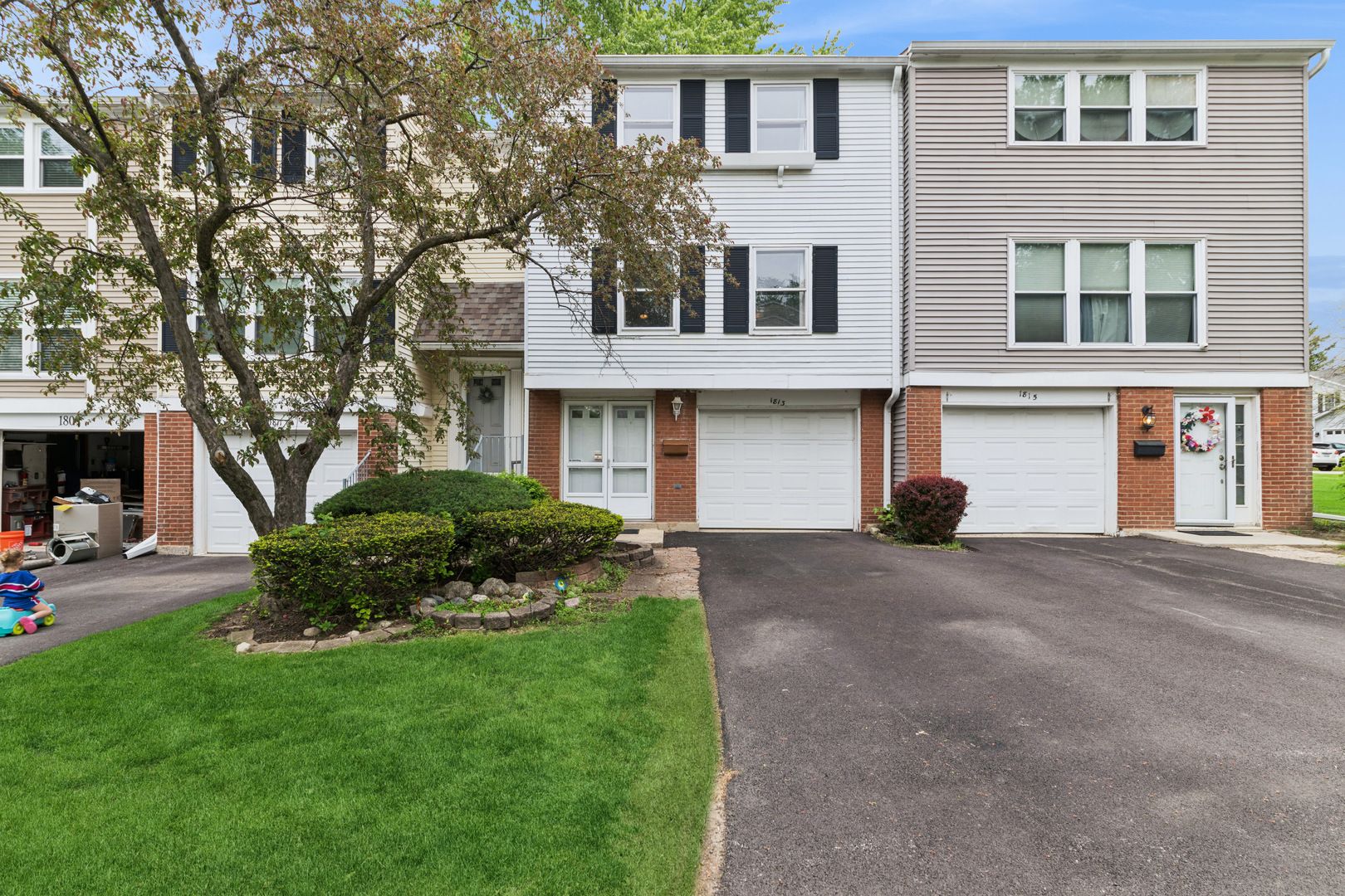 1813 Lancashire Court — Schaumburg, IL 60194