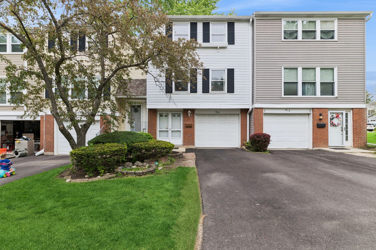 1813 Lancashire Court, Schaumburg, IL 60194
