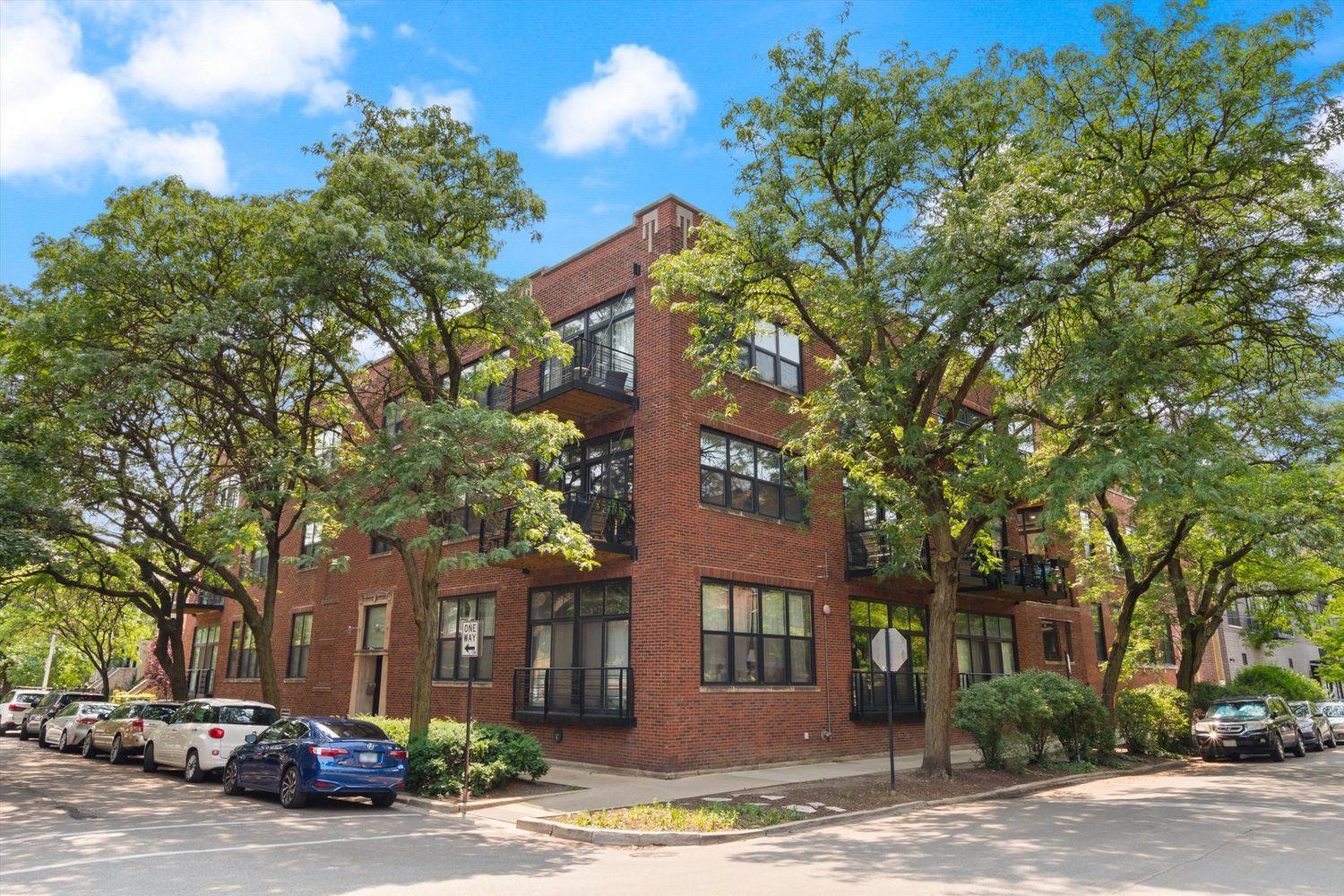 1670 N Claremont Avenue #306 — Chicago, IL 60647