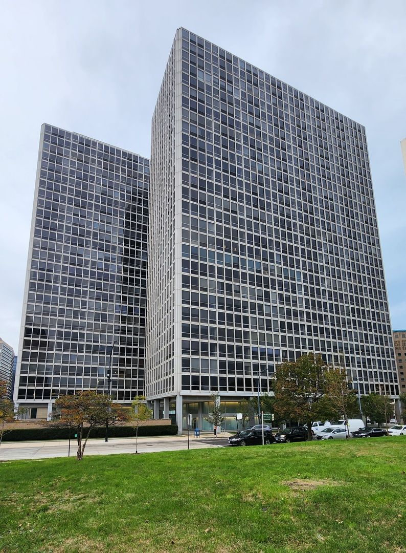 340 DIVERSEY Parkway, Chicago, IL 60657