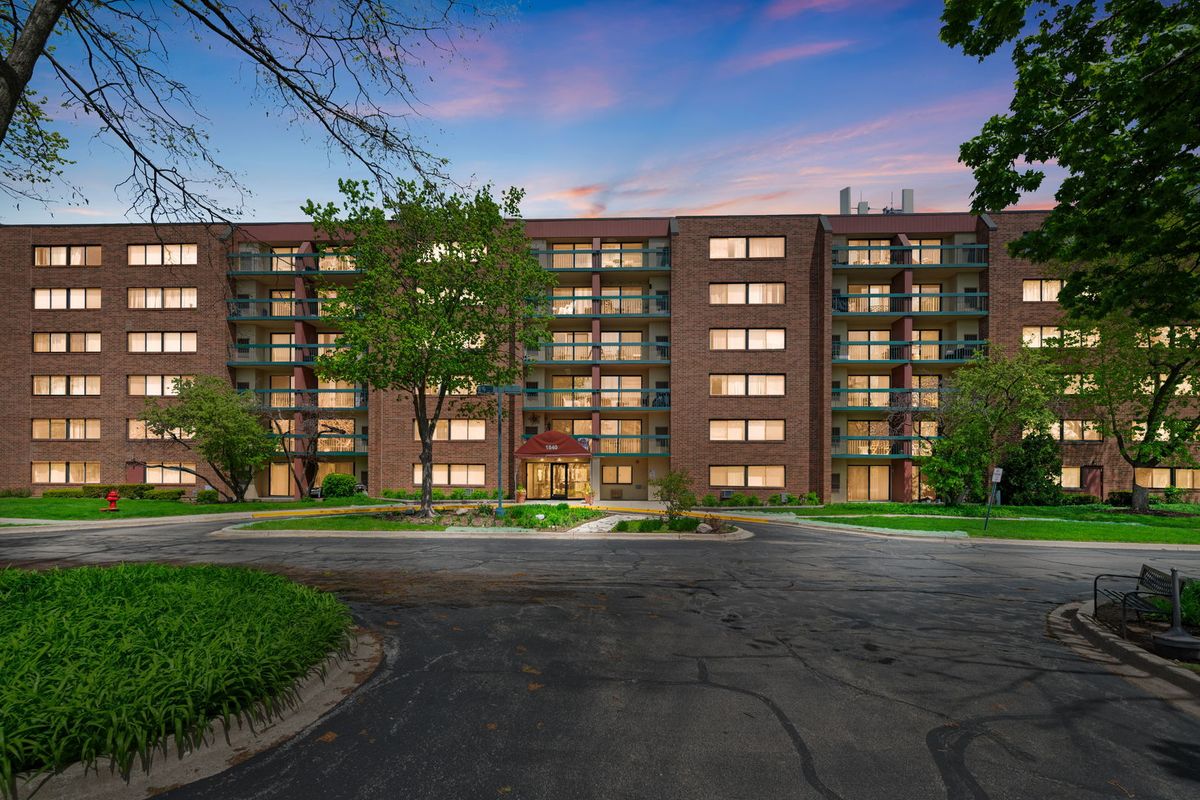 1840 Huntington Boulevard, Hoffman Estates, IL 60169