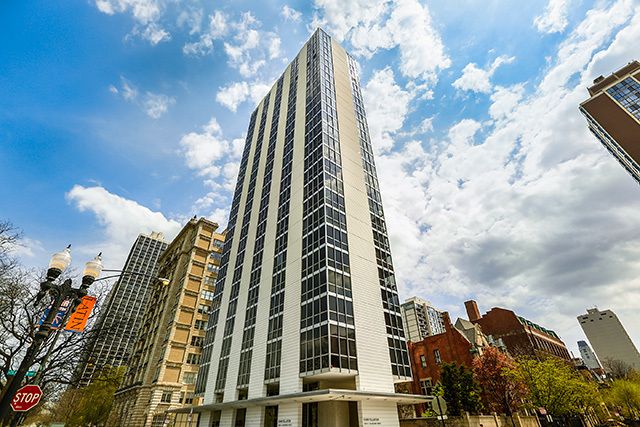 1555 Dearborn Parkway — Chicago, IL 60610