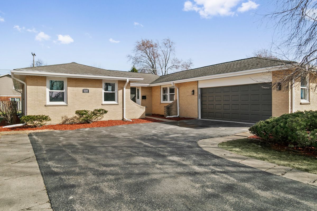 1333 Ridge Avenue, Arlington Heights, IL 60004
