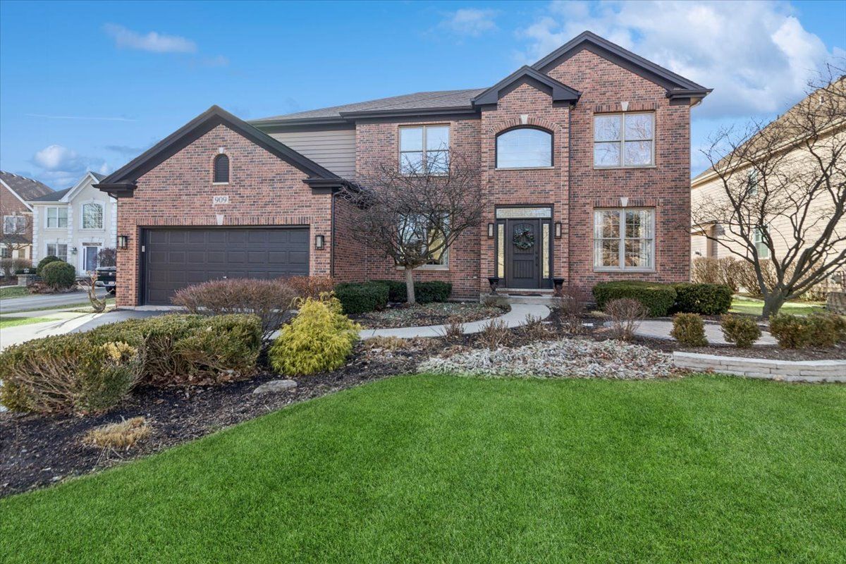 909 King Edward Avenue — St. Charles, IL 60174