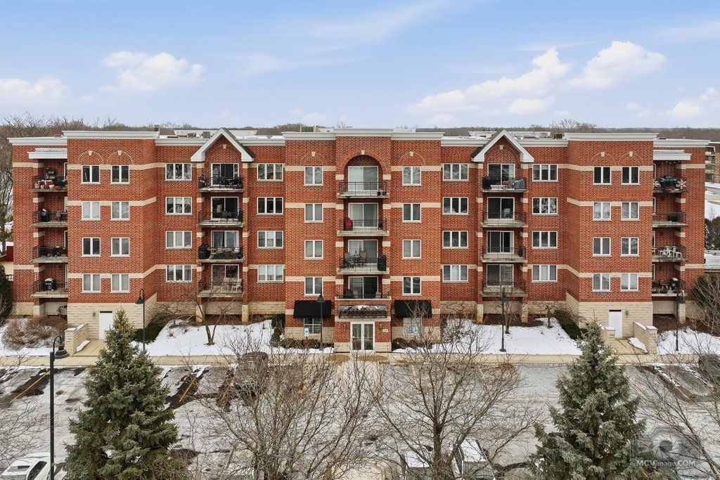 3401 N Carriageway Drive #208 — Arlington Heights, IL 60004