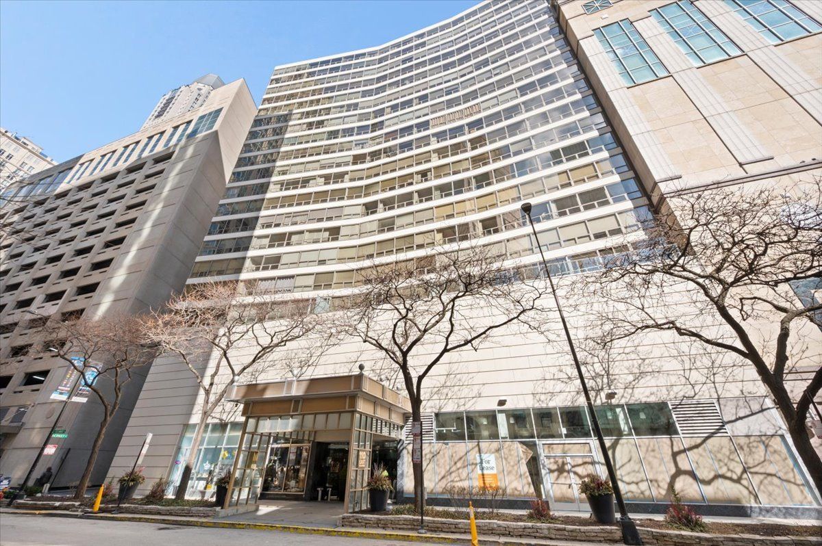 110 E Delaware Place #404 — Chicago, IL 60611
