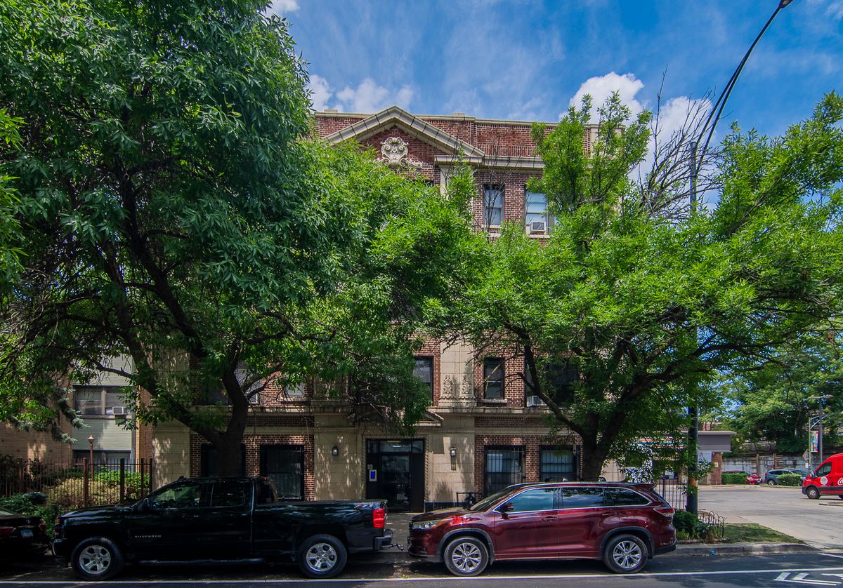 1414 Pratt Boulevard, Chicago, IL 60626