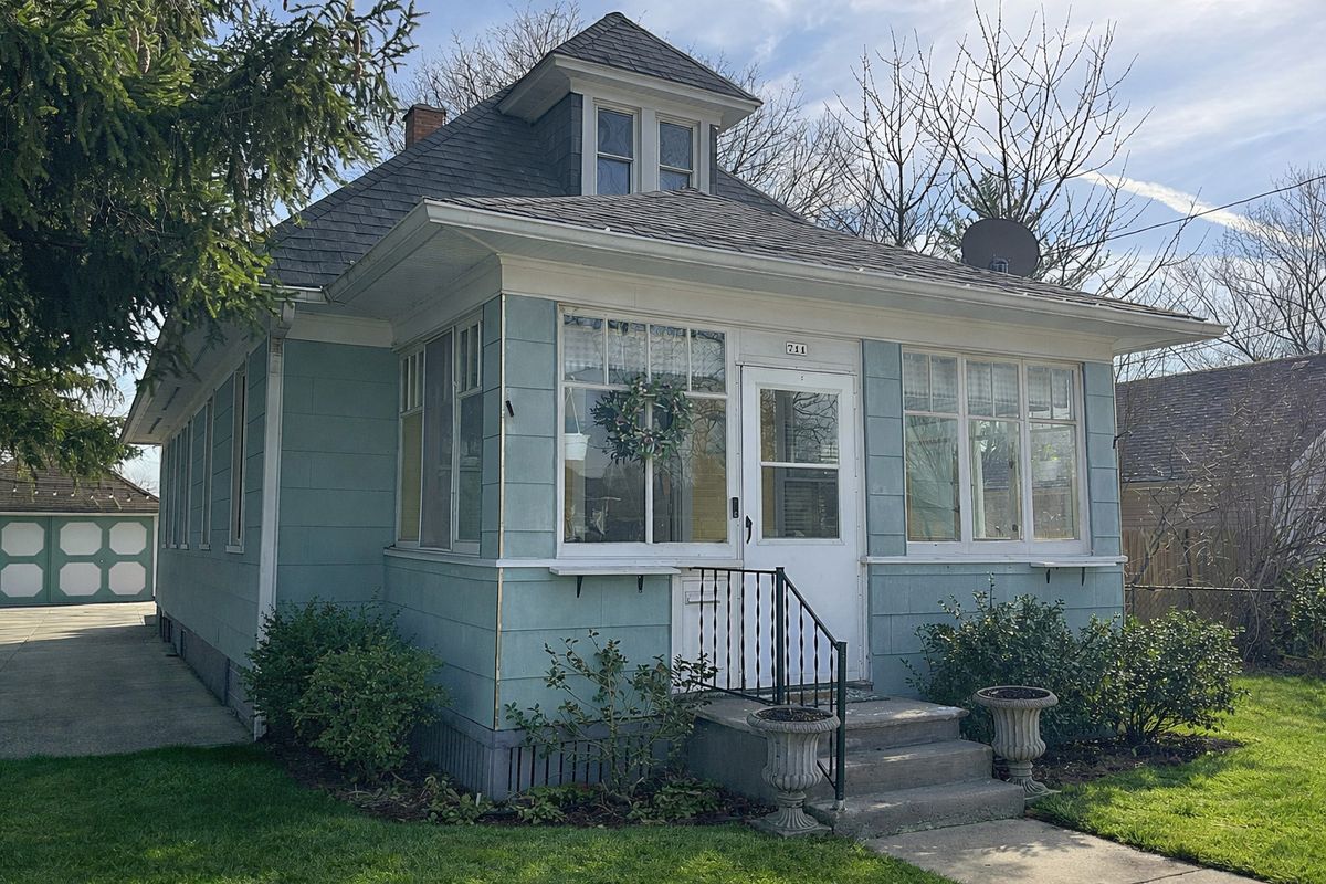 711 Bluff City Boulevard, Elgin, IL 60120