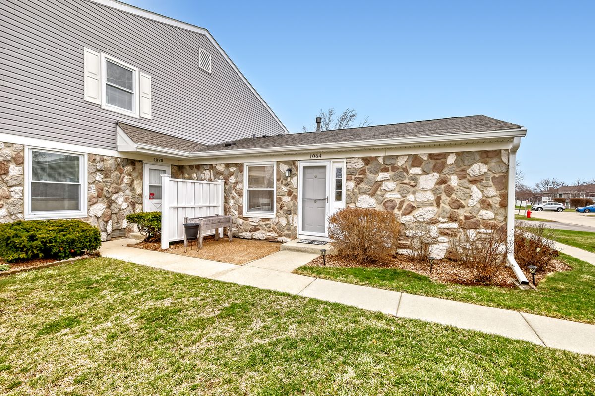 1064 Hampton Harbor, Schaumburg, IL 60193
