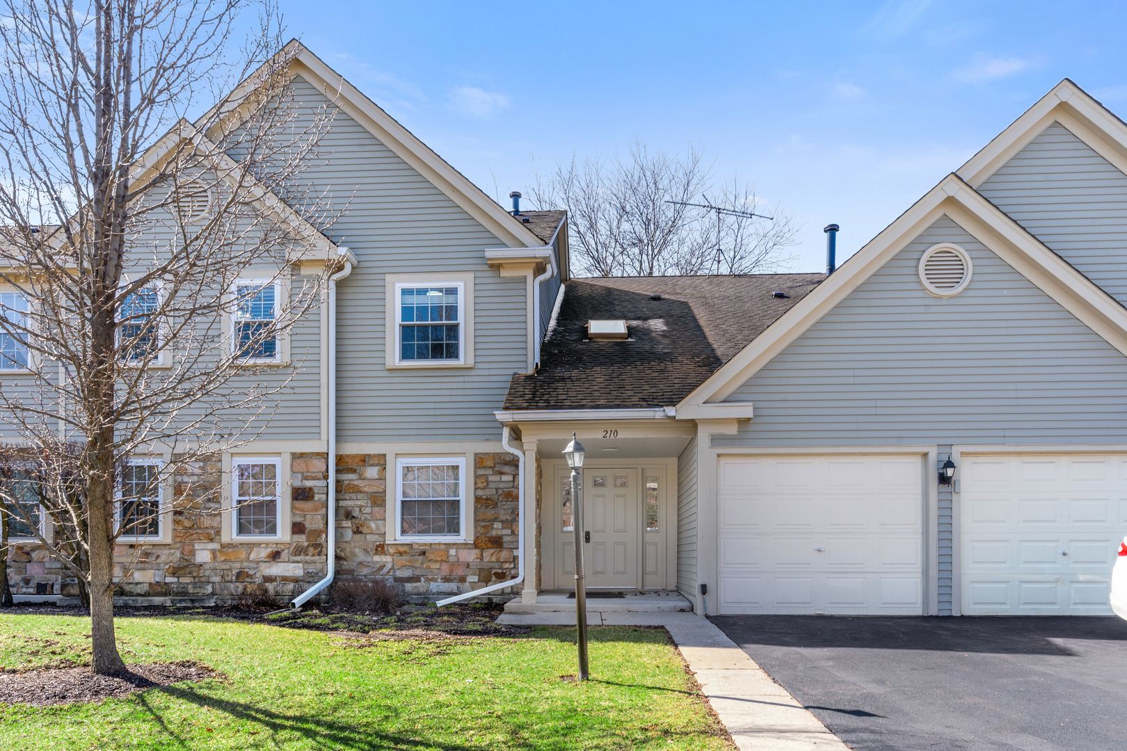 210 Dublin Lane #V2 — Schaumburg, IL 60194