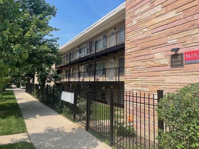 4801 Ridgeway Avenue — Chicago, IL 60625