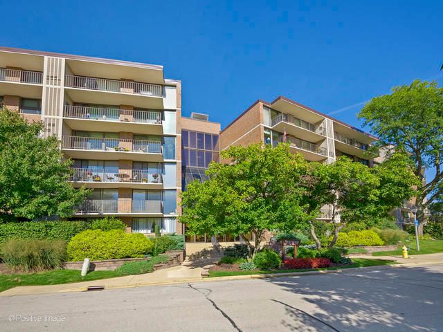 2 S ATRIUM Way #606 — Elmhurst, IL 60126