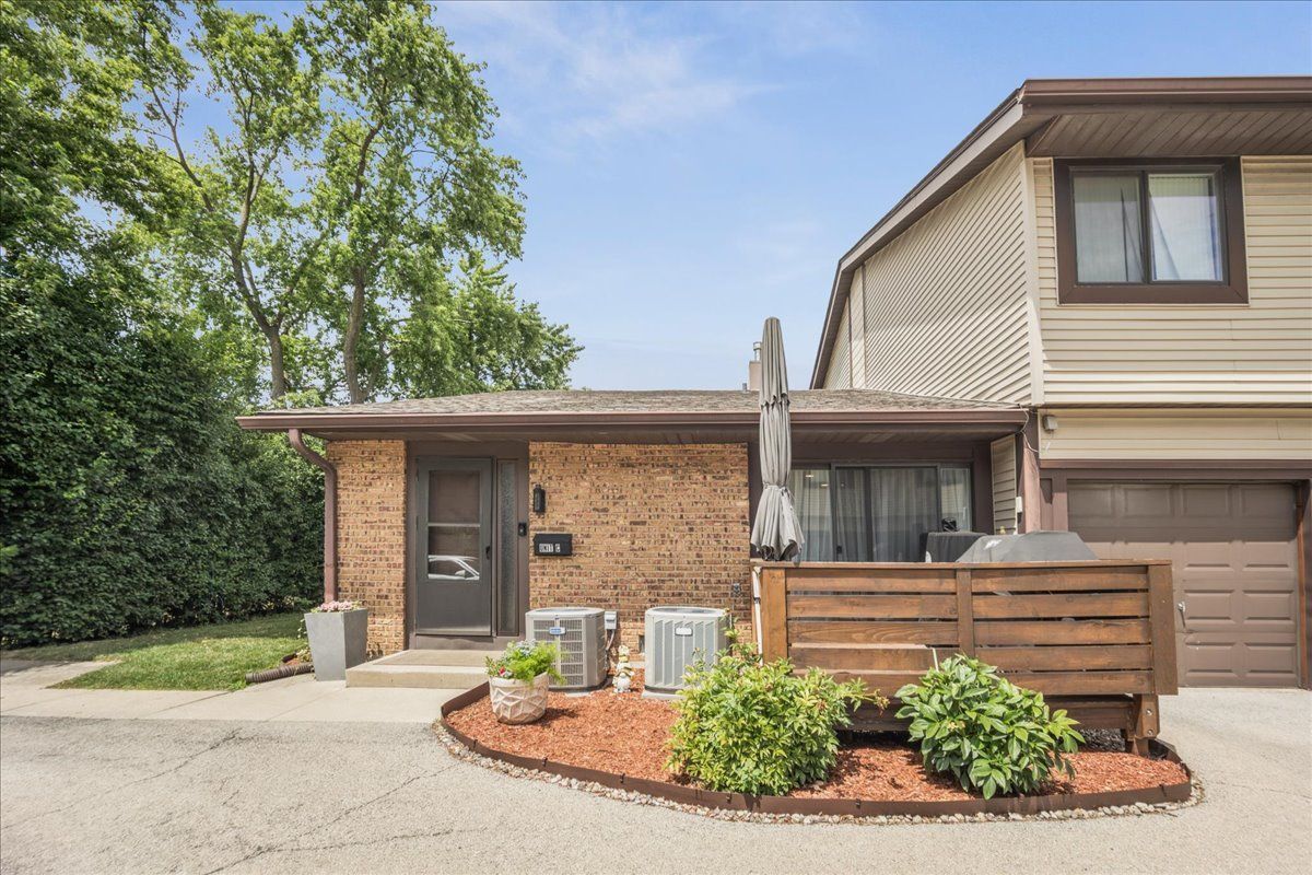 8334 Portsmouth Drive #C — Darien, IL 60561