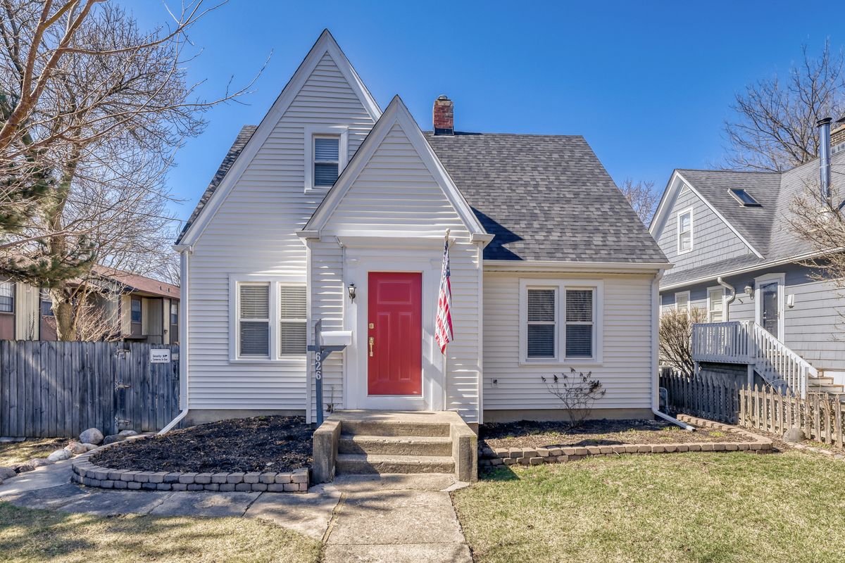 626 Hough Street, Barrington, IL 60010