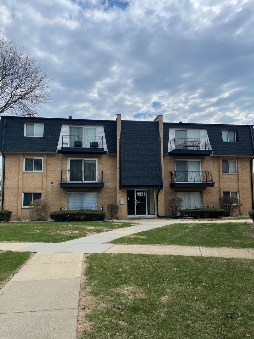 4921 W 109th Street #304 — Oak Lawn, IL 60453