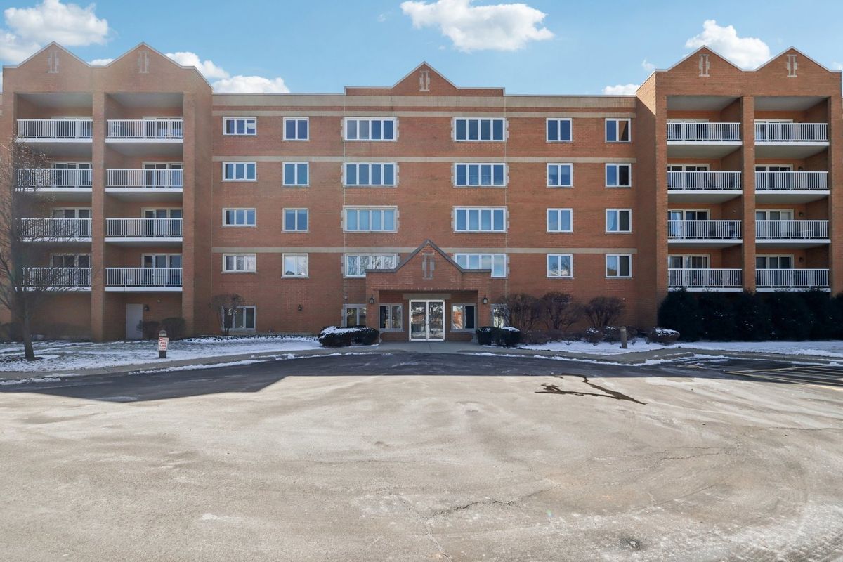 7450 Waukegan Road, Niles, IL 60714