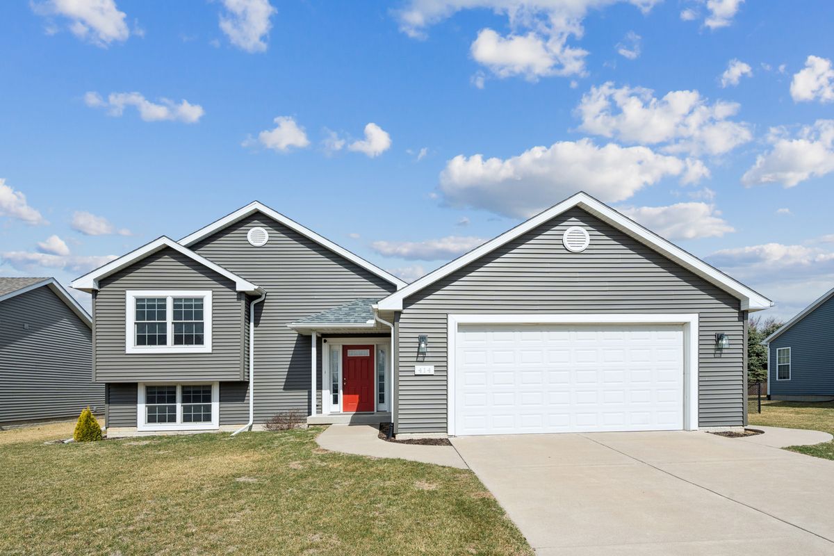 414 Meadow Lane, Walcott, IA 52773