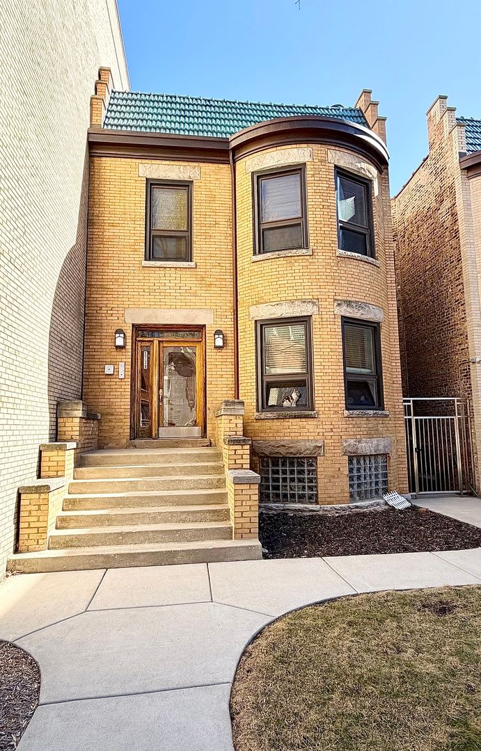 5739 Winthrop Avenue — Chicago, IL 60660