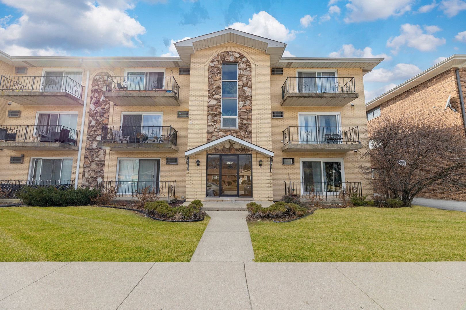 8830 Mobile Avenue #201 — Oak Lawn, IL 60453