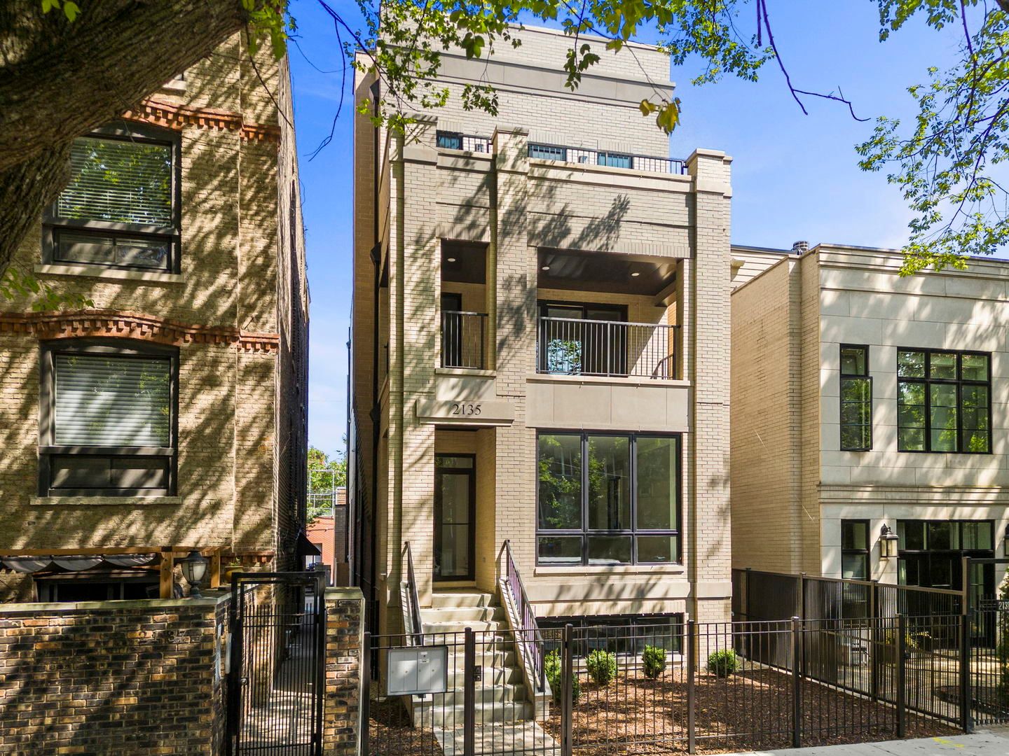 2135 N Lakewood Avenue #1 — Chicago, IL 60614