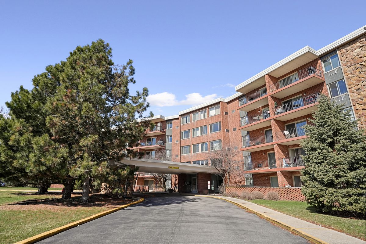 16 Old Willow Road, Prospect Heights, IL 60070