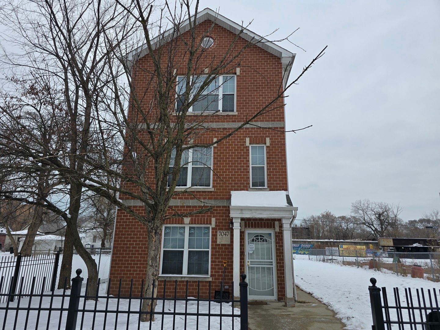 7047 S Lowe Avenue — Chicago, IL 60621