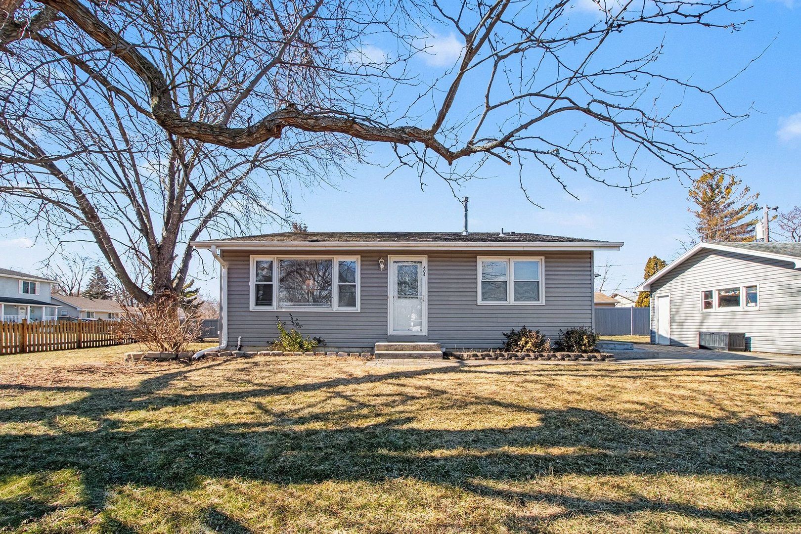 604 WOODMOOR Drive — Round Lake Beach, IL 60073