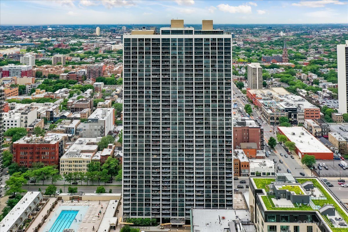 1560 N Sandburg Terrace #3206 — Chicago, IL 60610