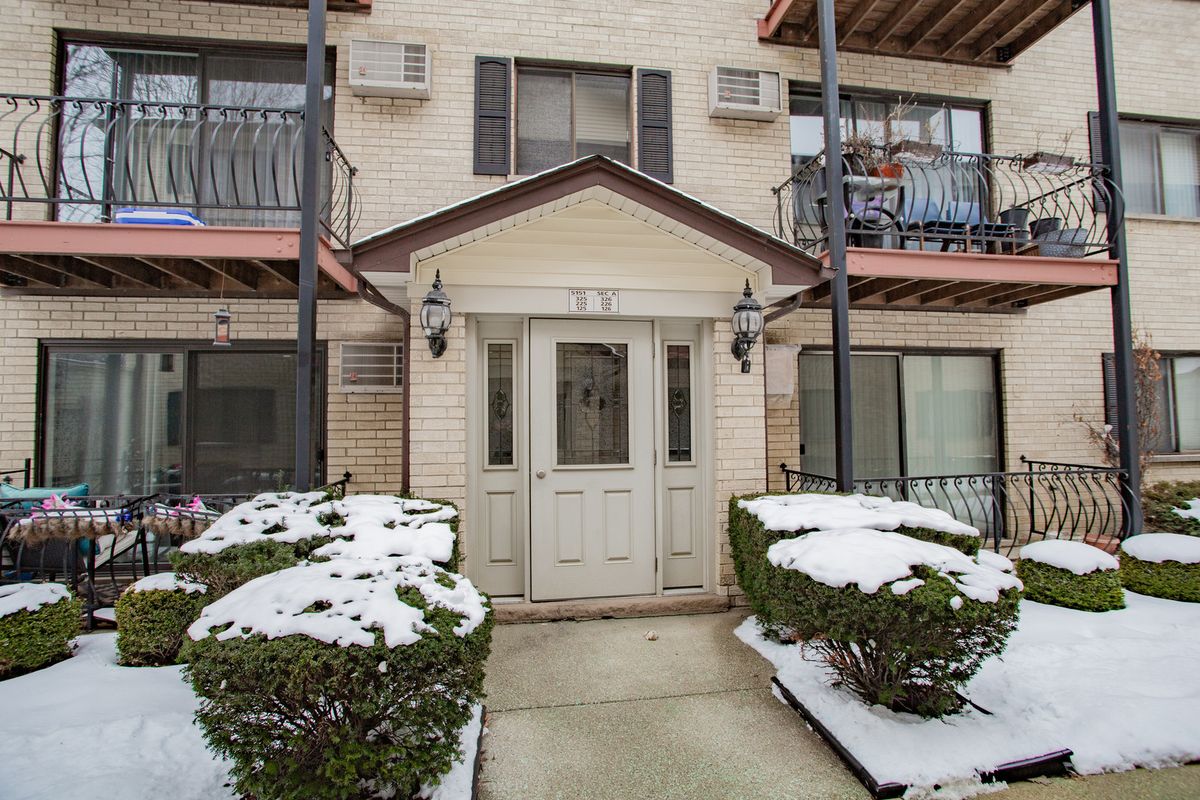 5151 EAST RIVER Road, Chicago, IL 60656