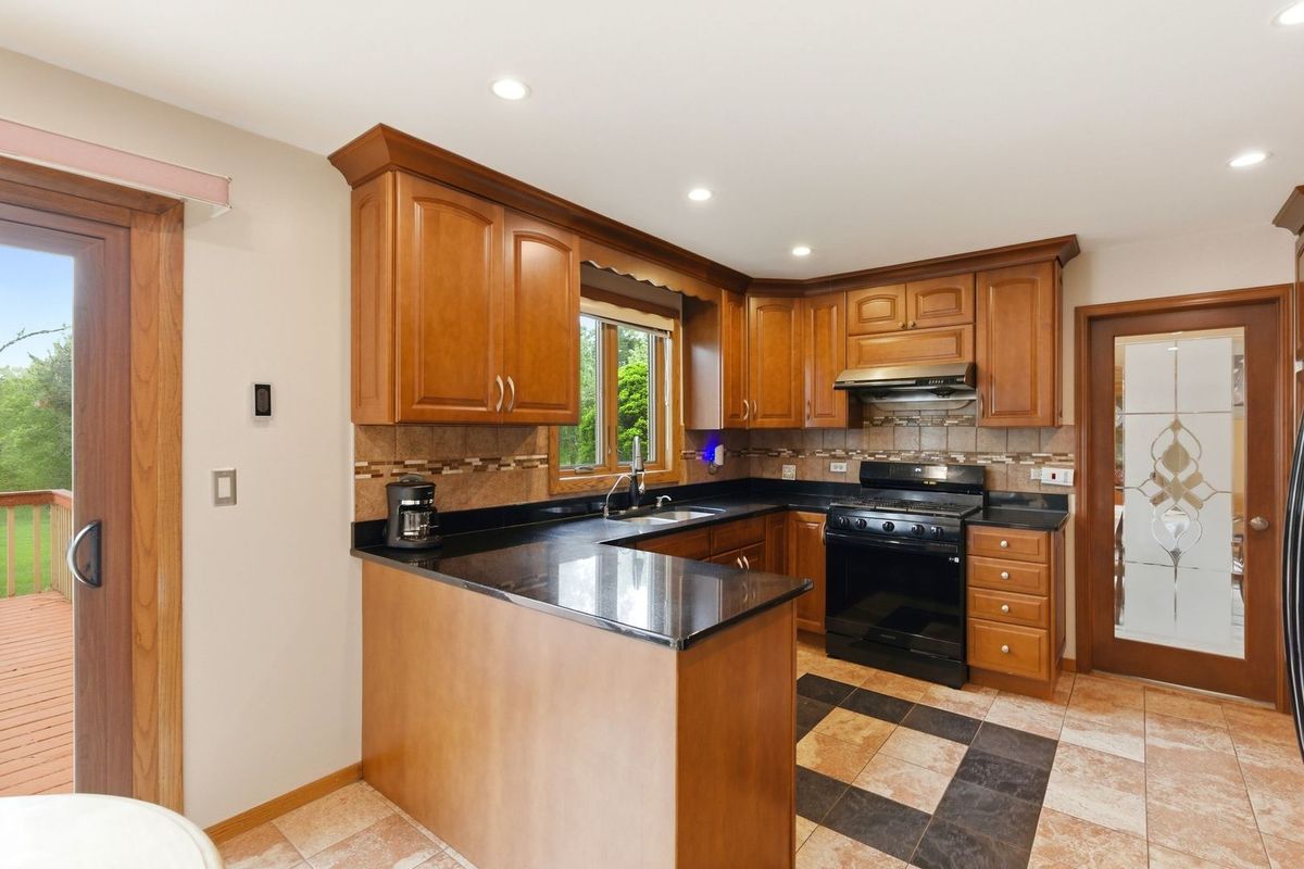 1735 Larson Lane, Roselle, IL 60172